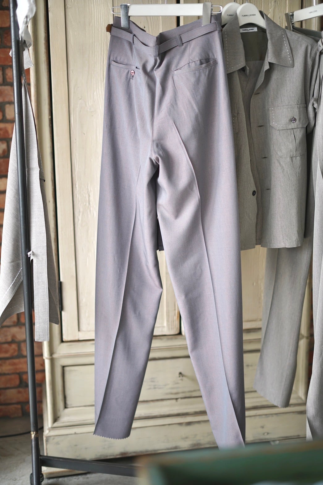 FUMIKA_UCHIDA / Chambray two-tuck slacks (MAUVE GREY,SAGE GREY