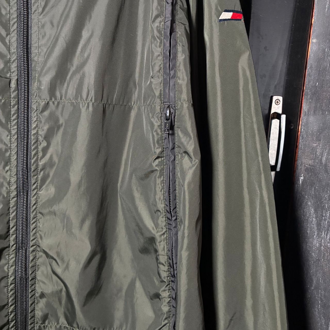 90s TOMMY HILFIGER ナイロンマウンテンパーカー カーキ 袖ロゴ XL