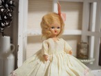 白いドレスとピンクリボンのプラスチックドール　Hollywood Doll Mfg Co. 画像3