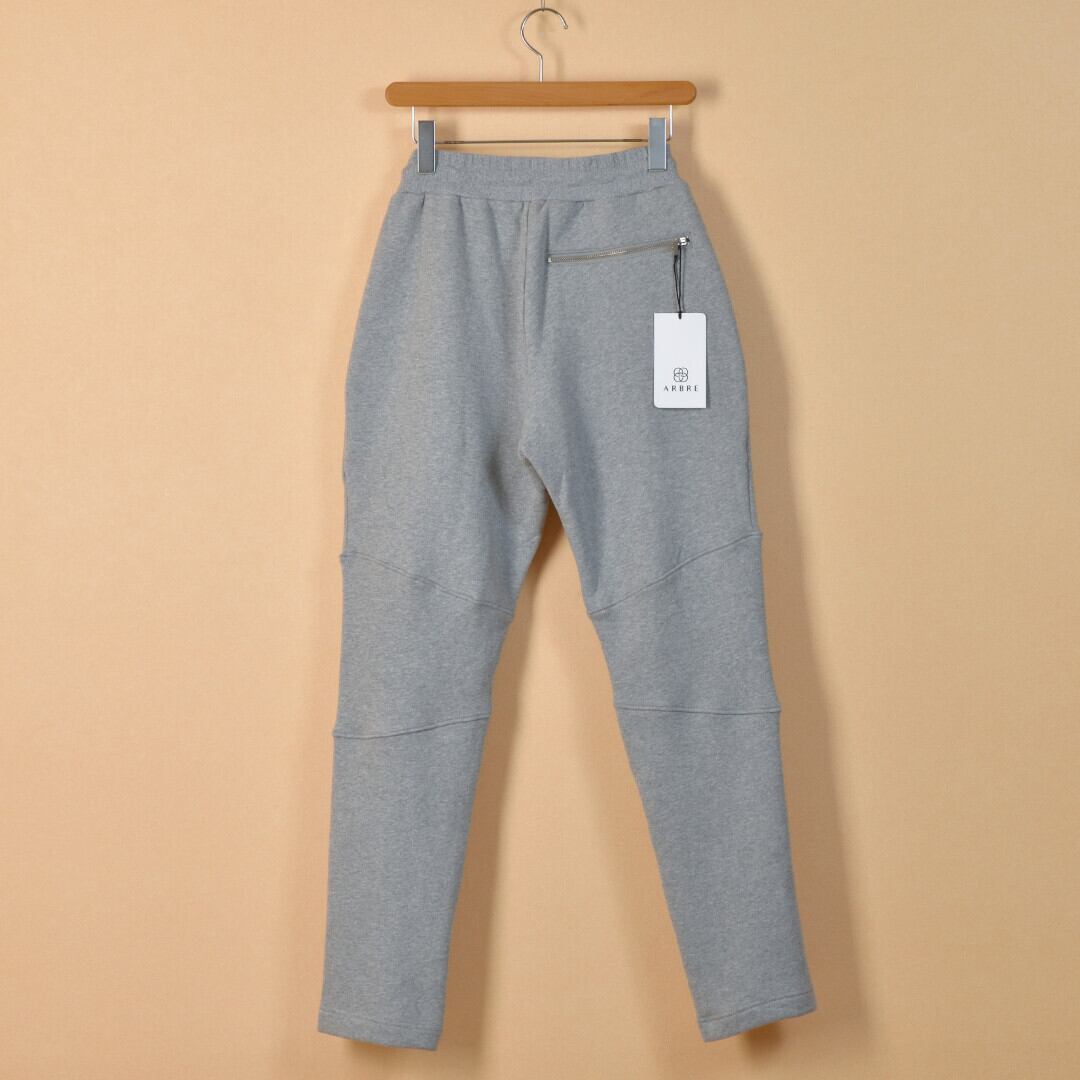 ARBRE アルブル 裏起毛スウェットジョガーパンツ・杢グレイ【メンズ】スッキリとしたブルゾンやニットのボトムに合わせて着てください。