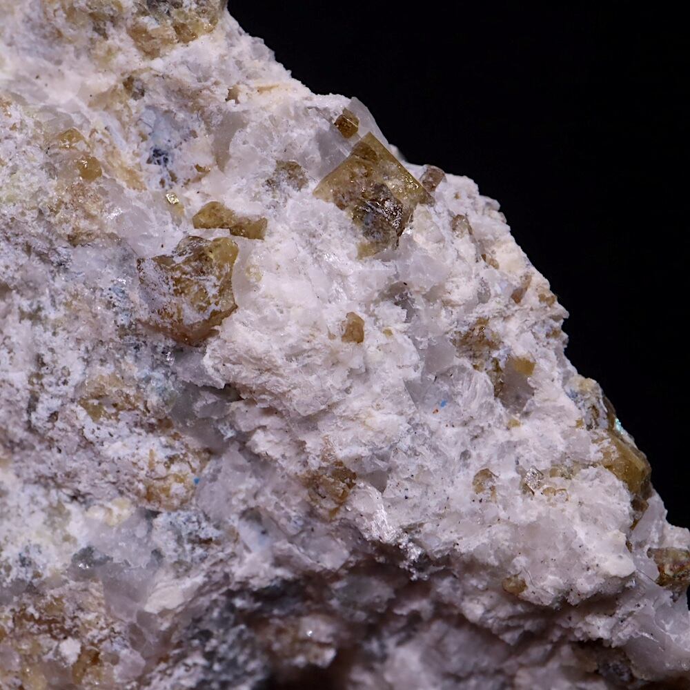 マンガンベスビアナイト mg04 マンガンベスビアナイト / ハウスマナイト【Manganvesuvianite