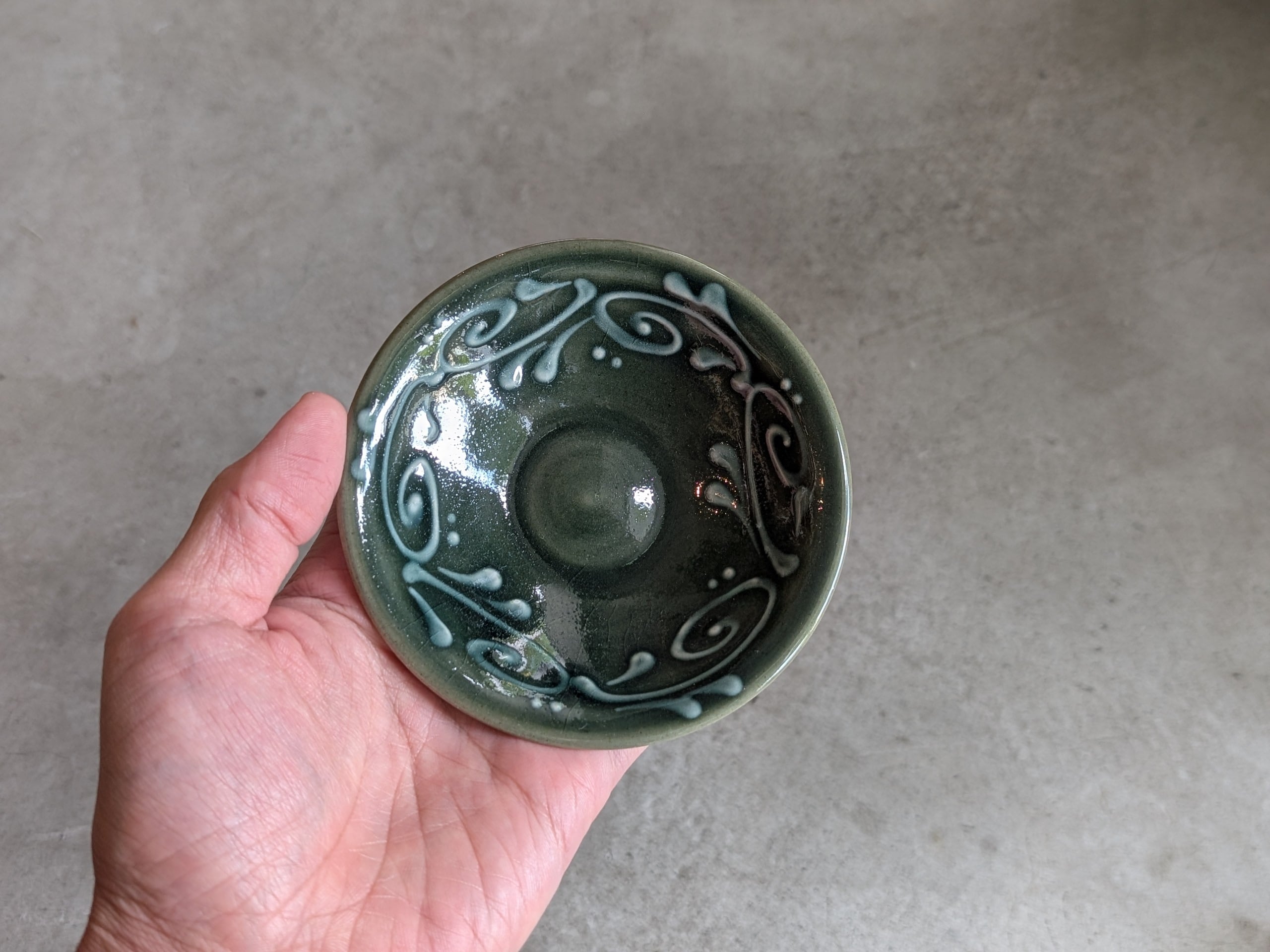 やちむん 皿3.5寸（イッチン・緑） | 育陶園 | inoya | Basic Life