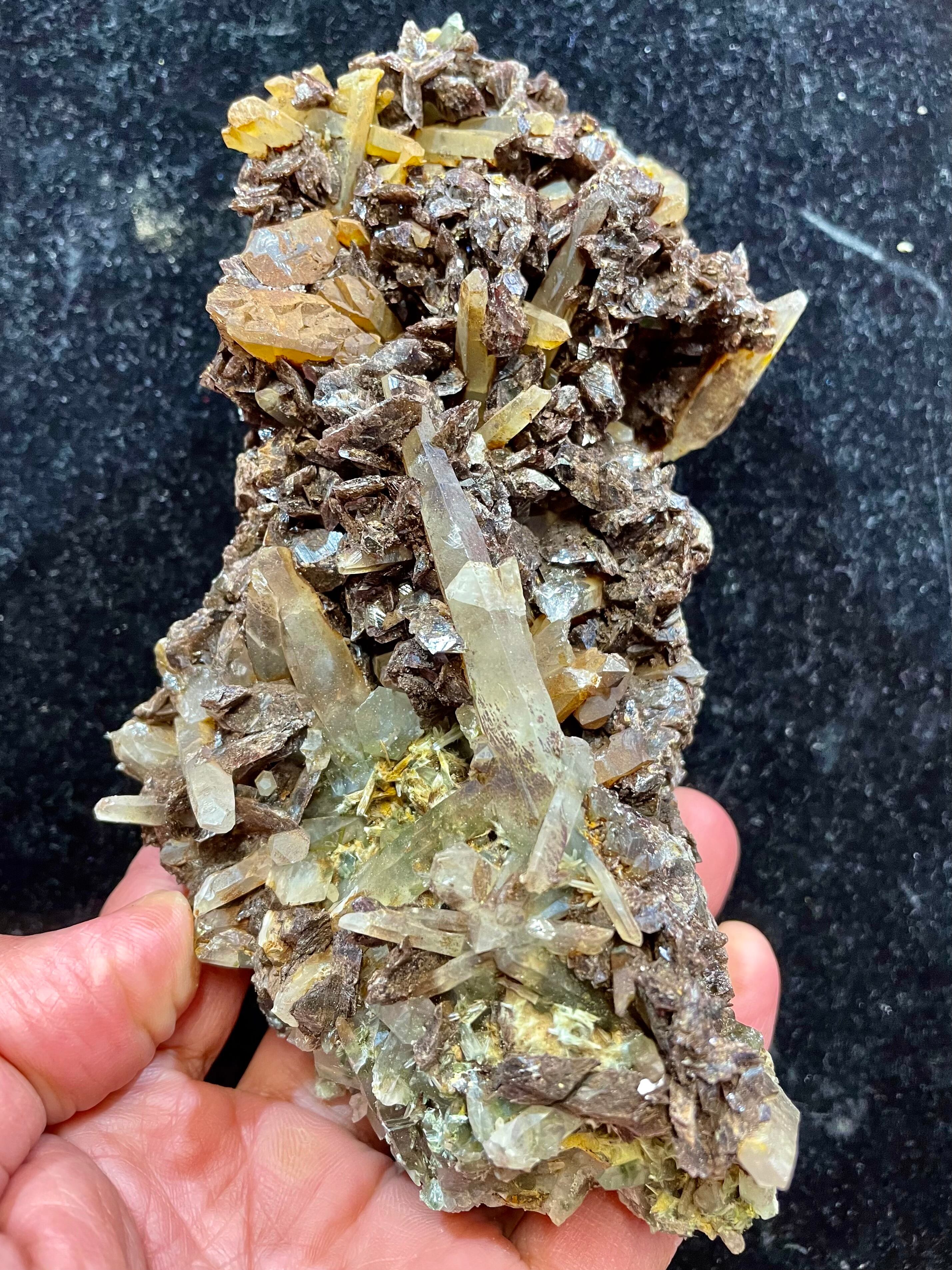 4) 高千穂天岩戸水晶「栄華3」クラスター