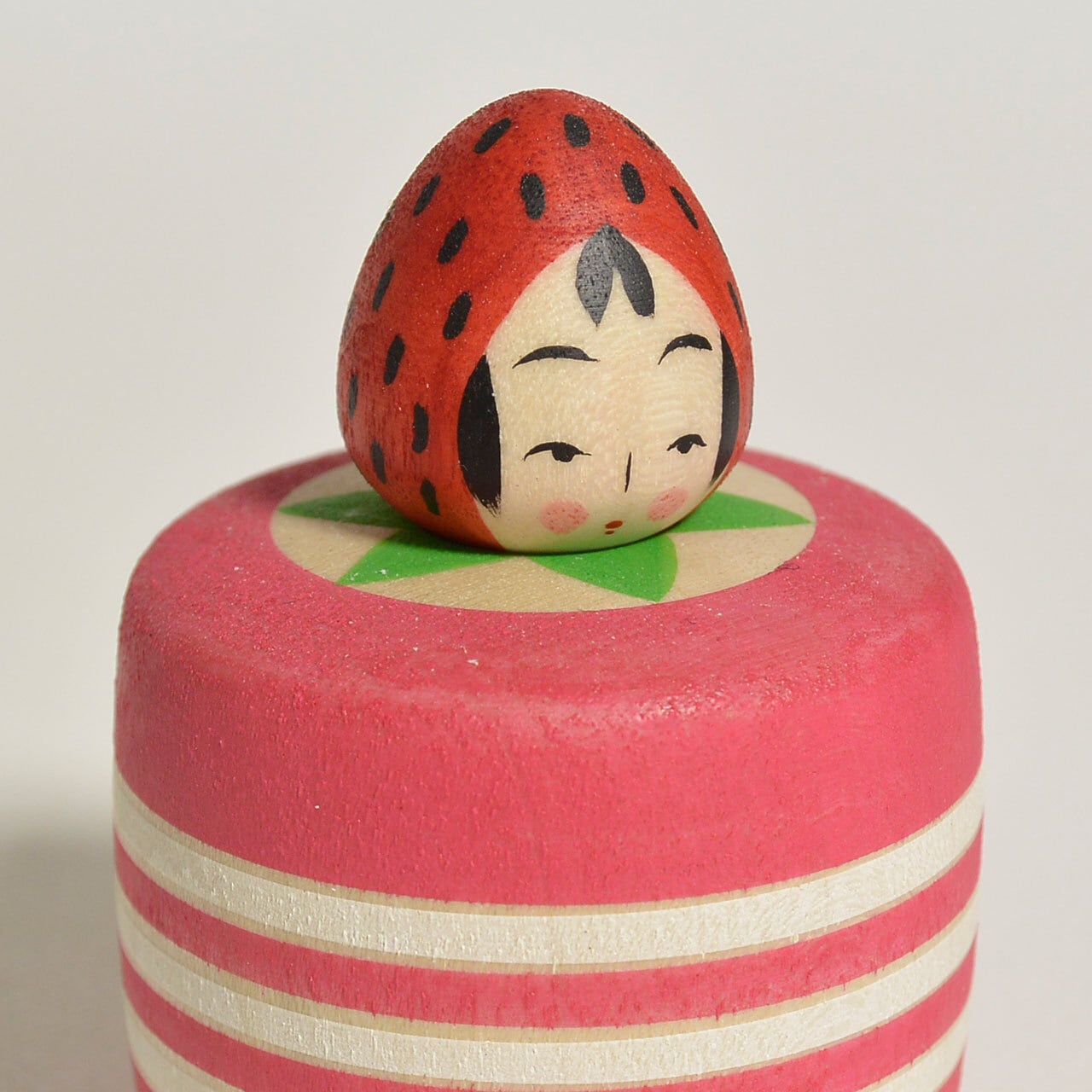 いちごケーキちゃんえじここけし 約1.5寸 約4.5cm 鈴木明 工人(作並系 いちごケーキちゃんえじここけし 約1.5寸 約4.5cm 鈴木明 工人(作並系