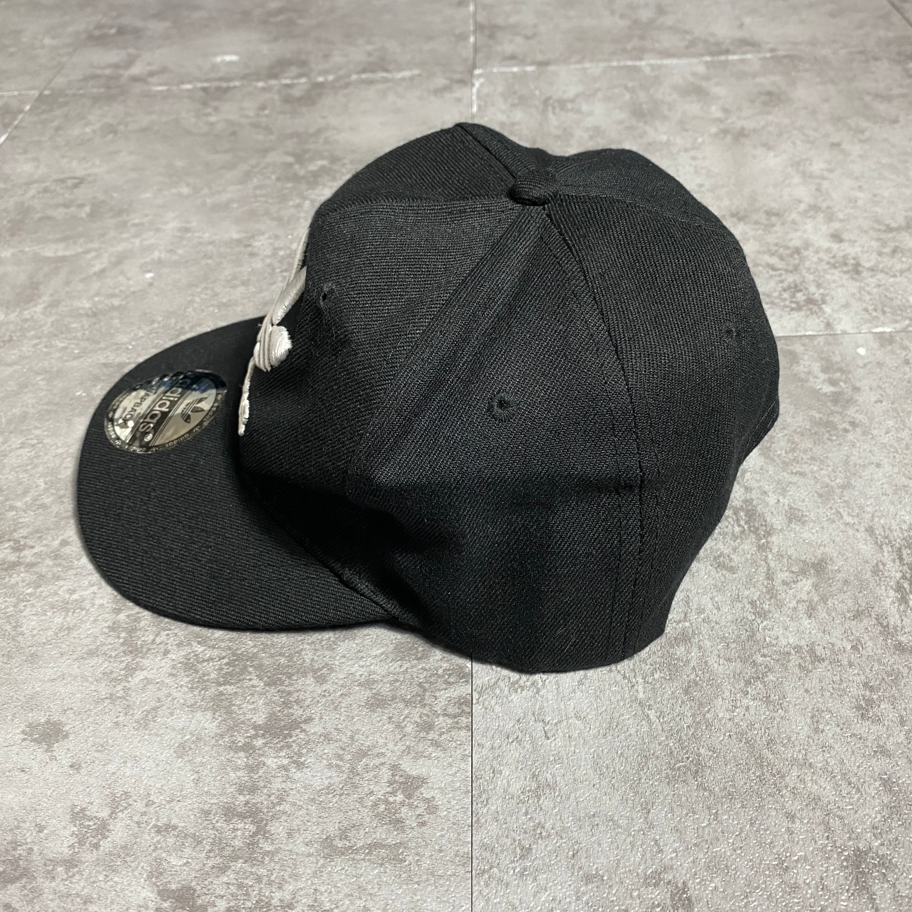 adidas アディダス トレフォイル 刺繍ロゴ ブラック 黒 スナップバック