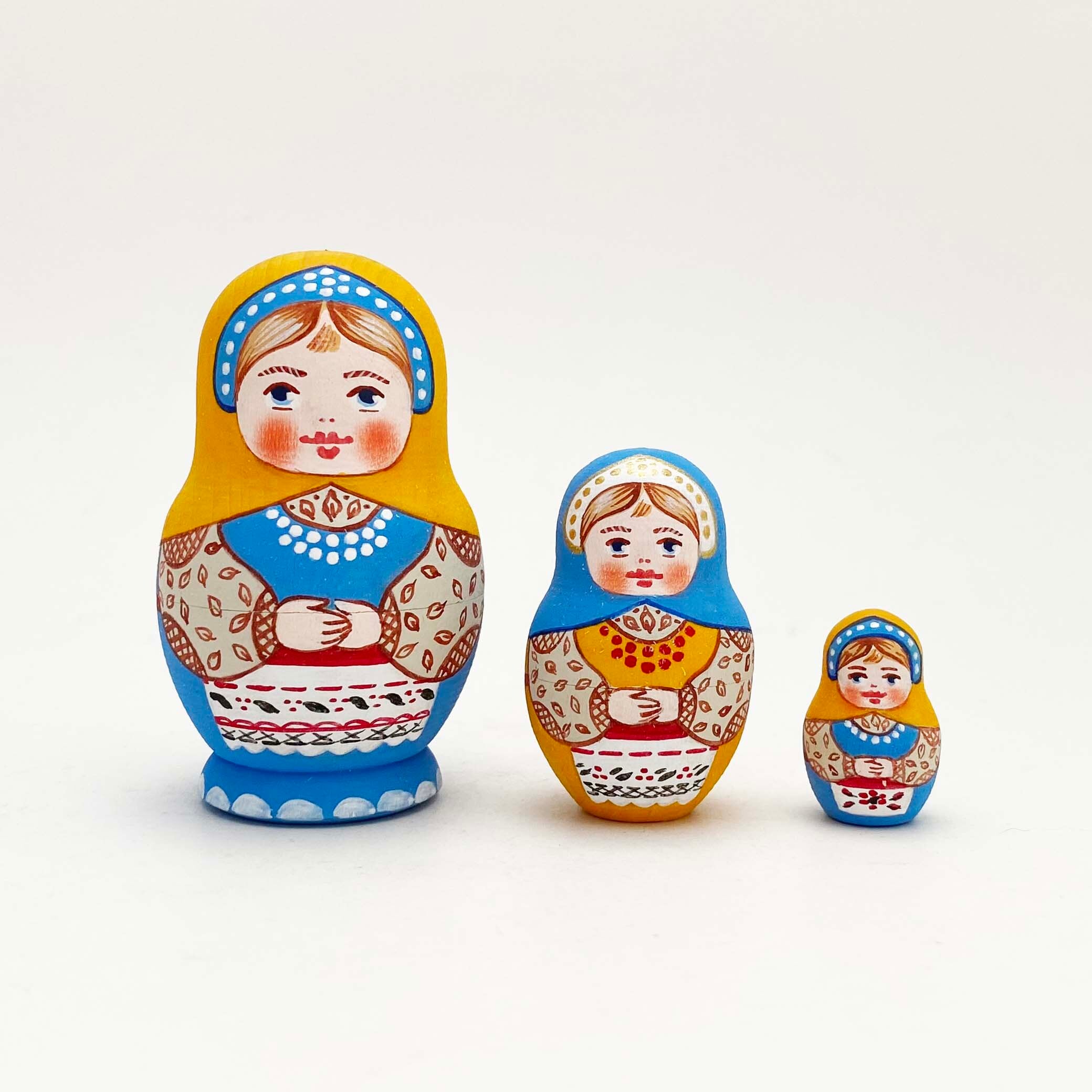 ウクライナ支援マトリョーシカ（エプロン / 3個組）