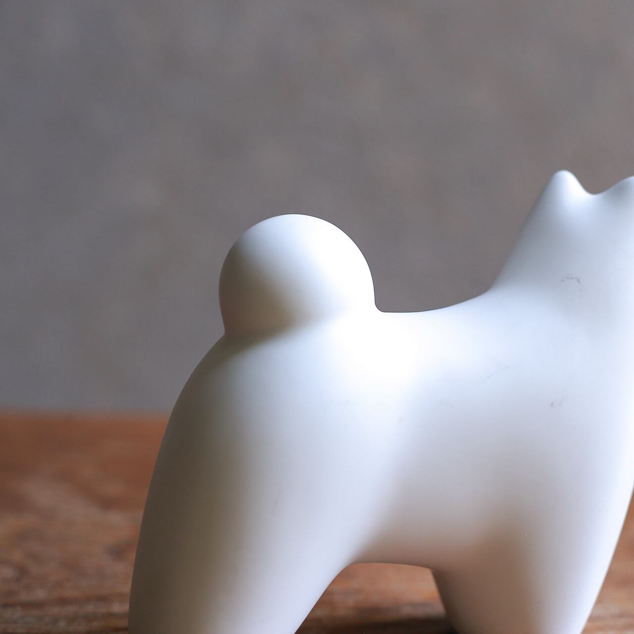 コロンとなめらかな、磁器の白い犬 1 | 木と、輝と。| 一点もの