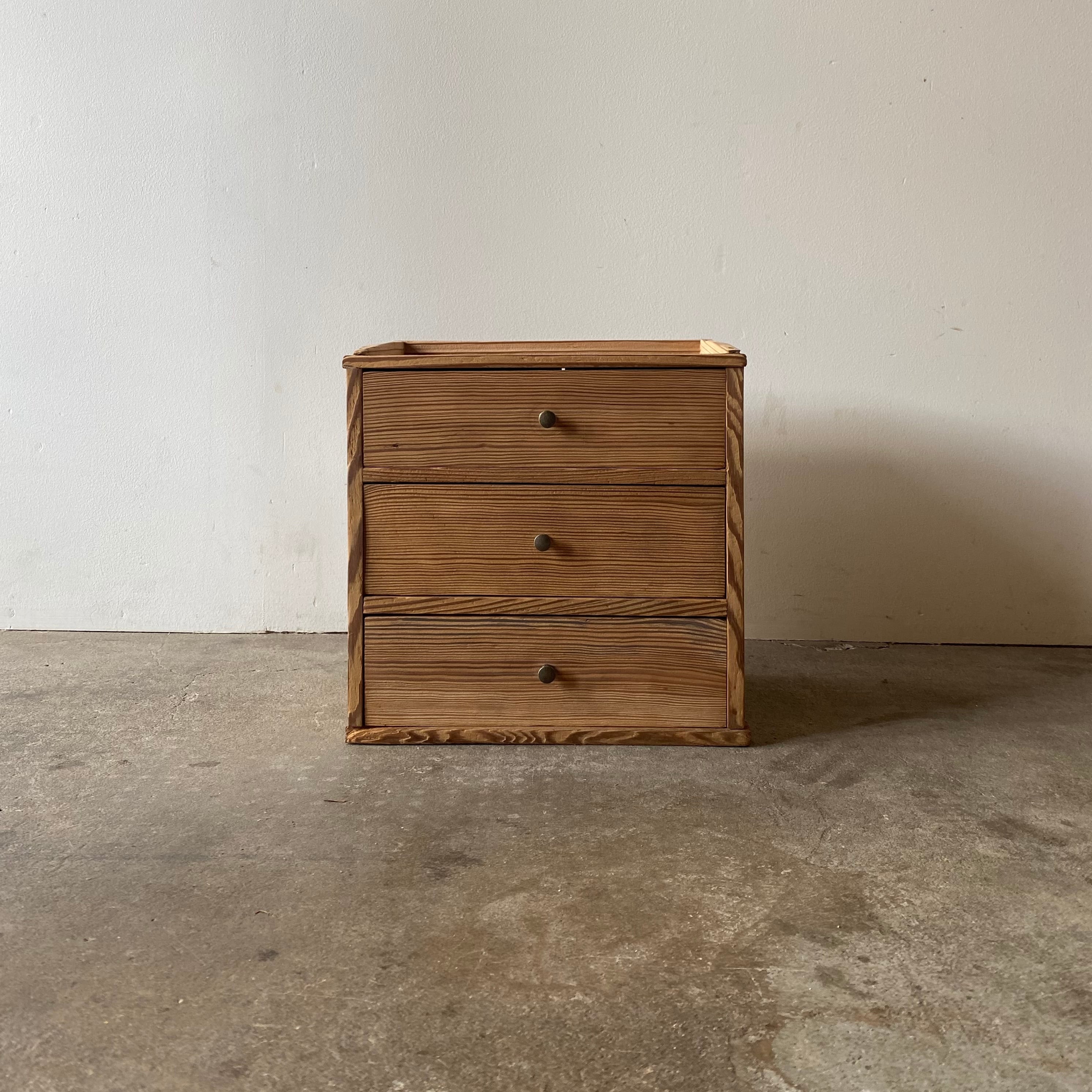 小さい引き出し3杯　0989