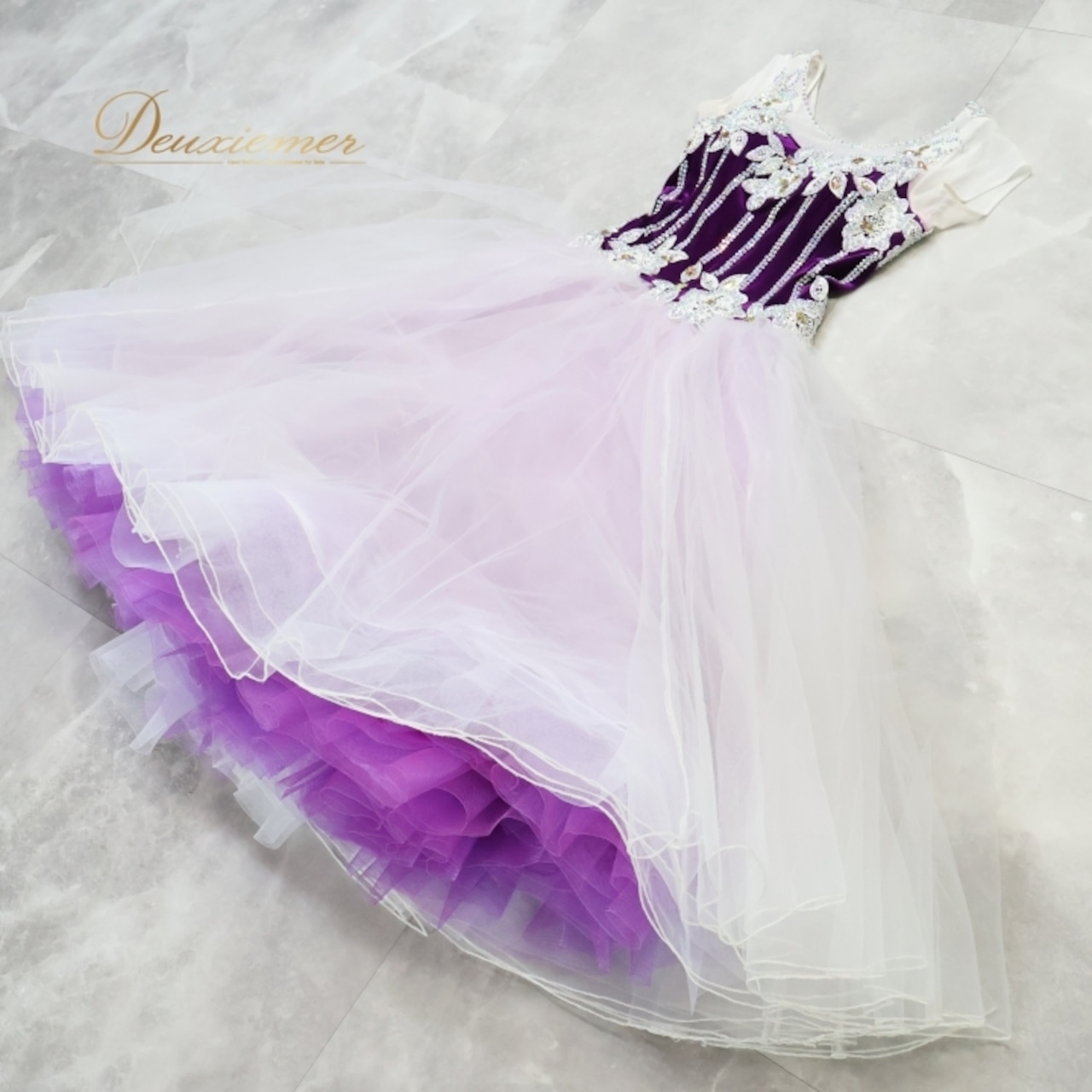社交ダンス 衣装 スタンダードドレス ワンピース ドレス スタンダード デモ 競技 ダンス パーティ 発表会 紫 ベロア チュール フロート パープル系 ホワイト系 ふんわり スカート ボリューム 高級感 胸パッド 3枚重ね 膨らむ フロートバングル 伸縮性 ドレスアップ おしゃれ 競技用 フェスティバル コスチューム ステージ