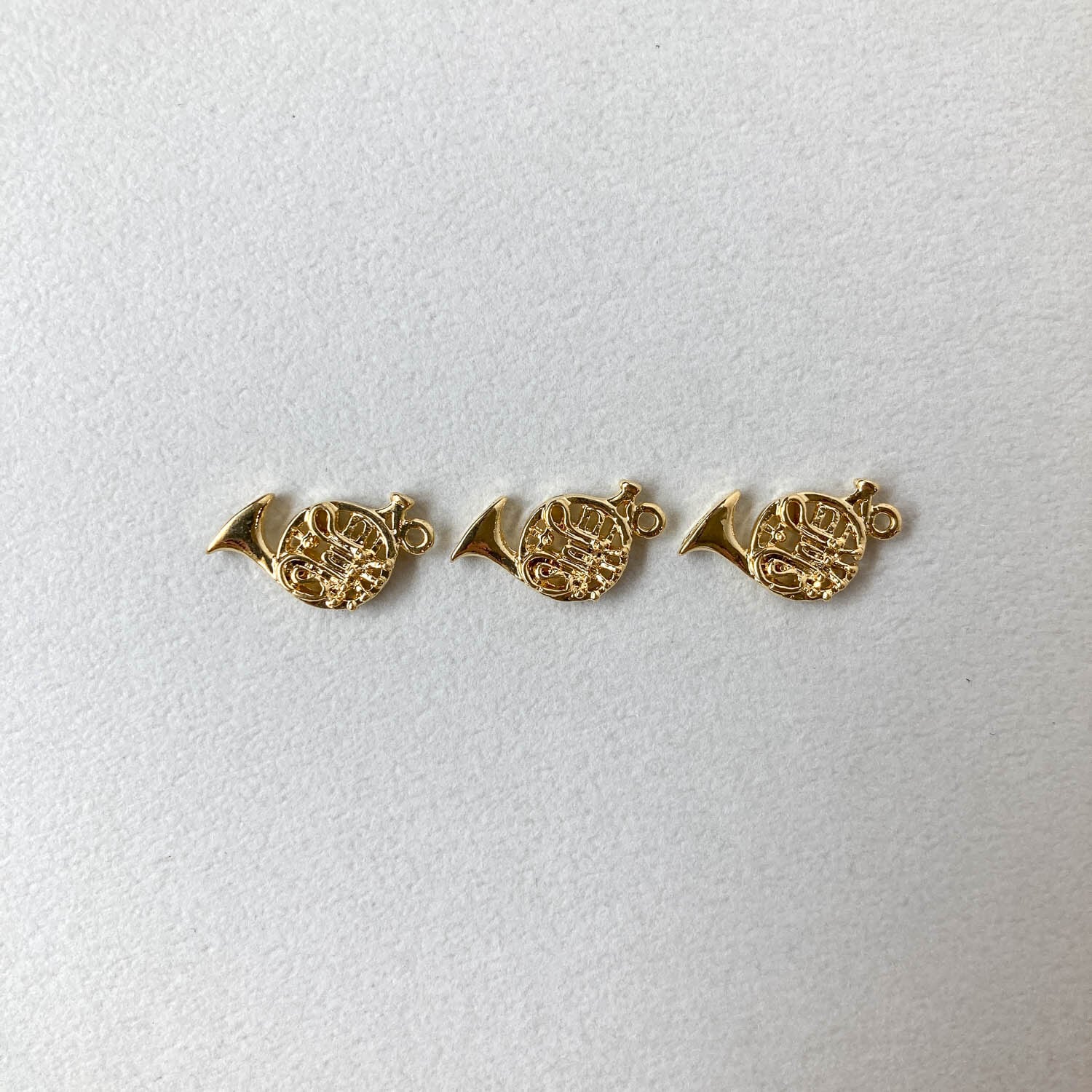 ホルンモチーフメタルチャーム | Dua-アクセサリーパーツショップ