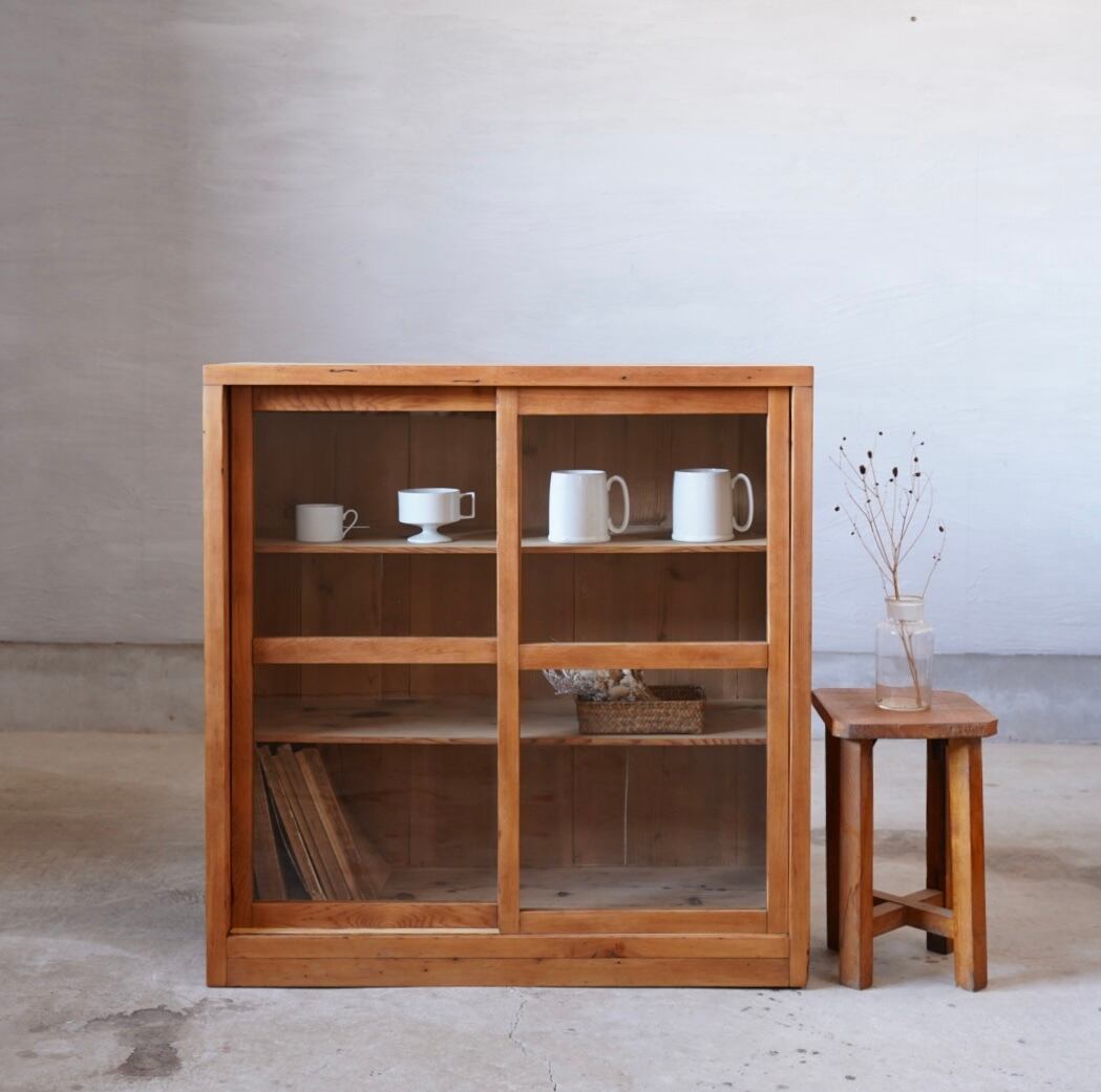 格子ガラス戸のキャビネット