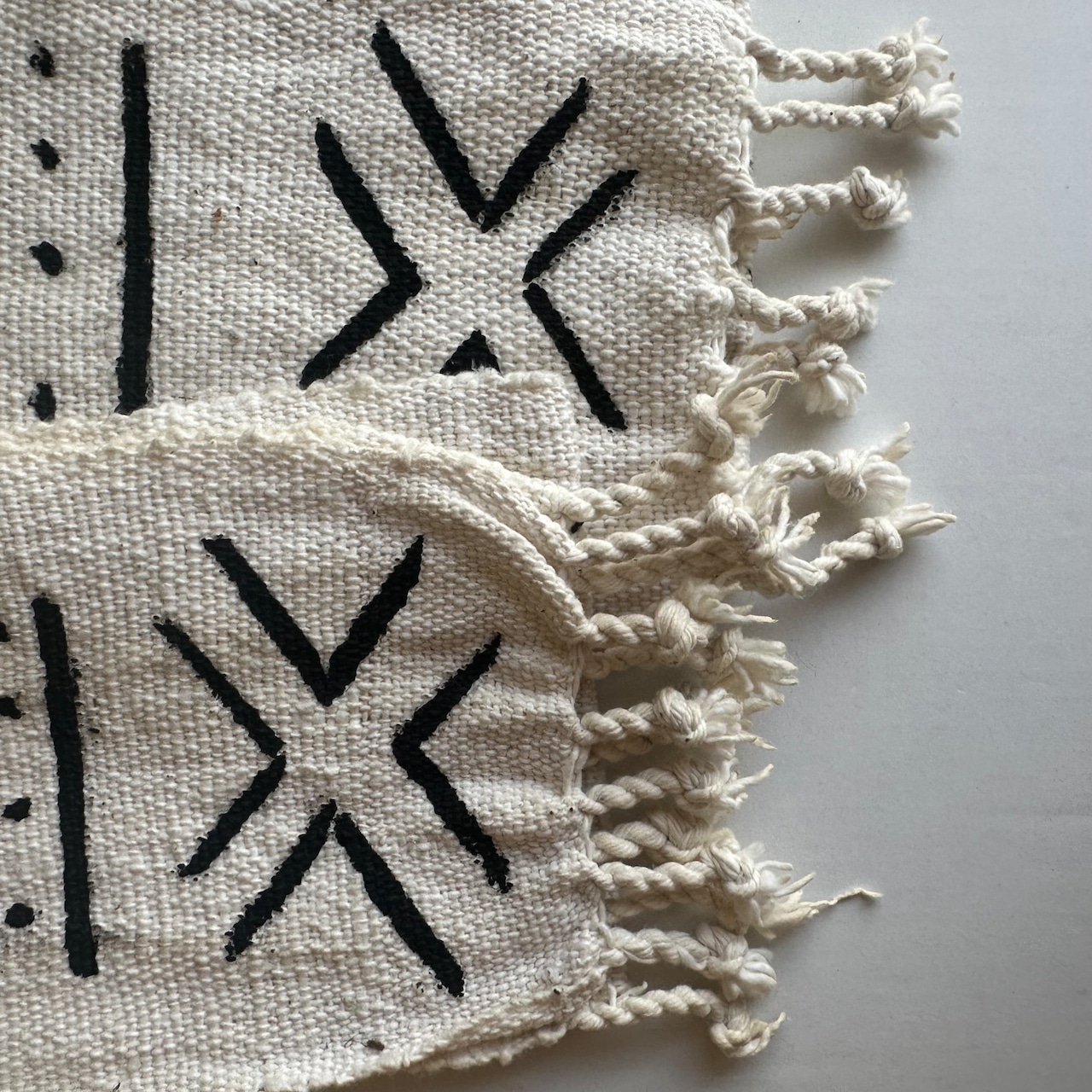 《No.019》線細め ボゴランベルト白 ・・・ 泥染め 今回入荷分は写真11〜18枚目