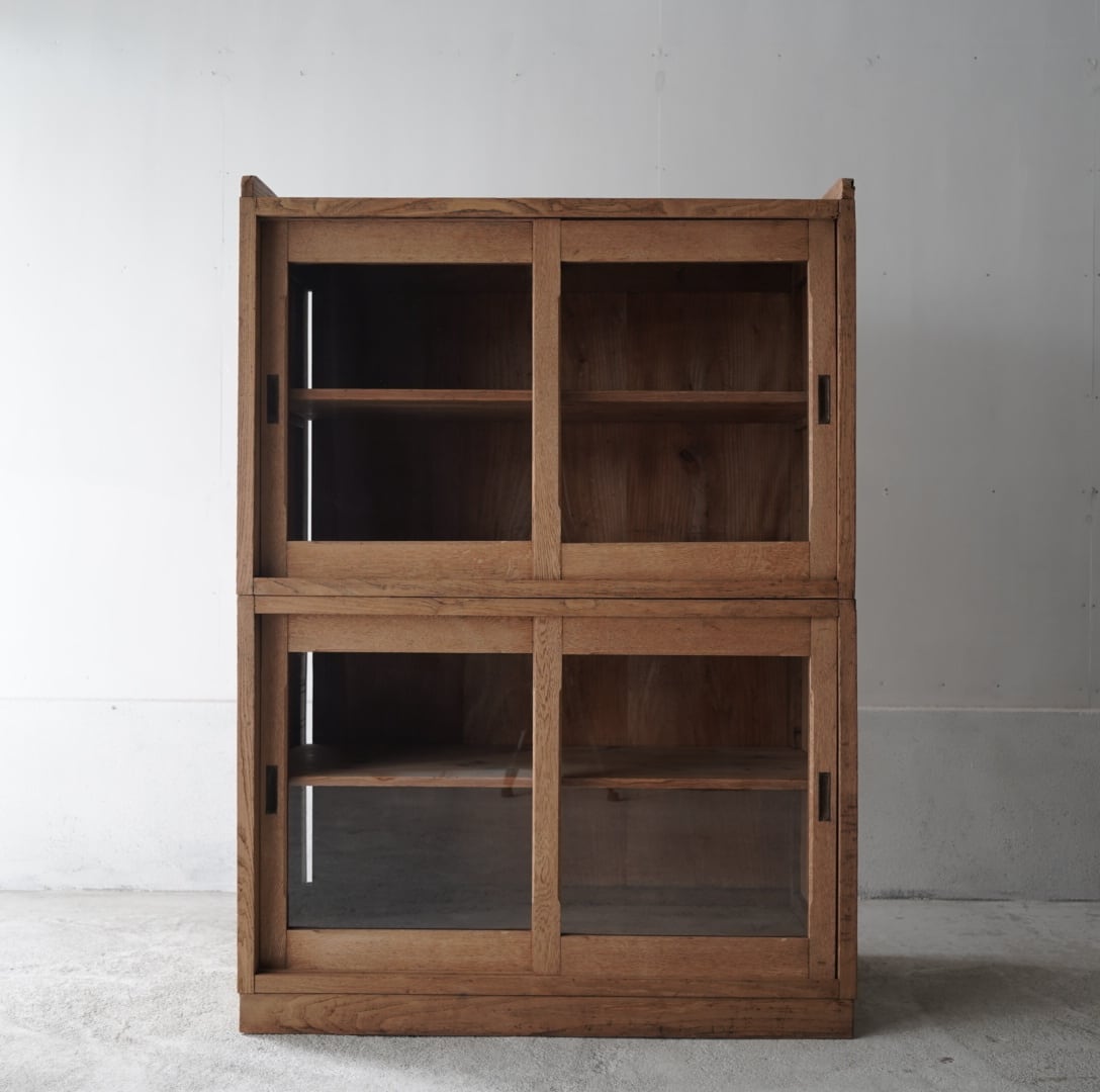 2段のガラス戸棚