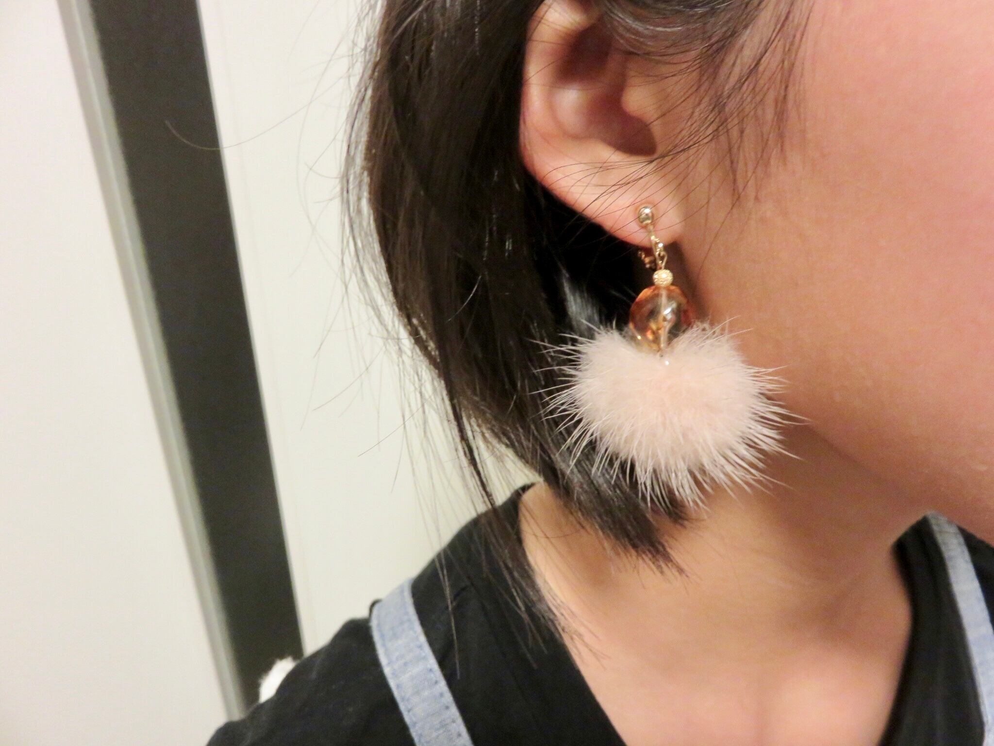 キャメルのファーとフェイスのハンドメイドピアス 出廻る 