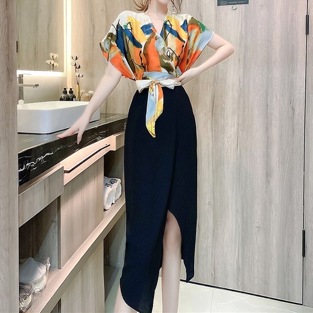 ワンピース 半袖 ノースリーブ 春 夏 秋 きれいめ 膝下 ミモレ丈 フレンチスリーブ Vネック カシュクール 襟なし ストレート Iライン 切り替えデザイン ドッキング ウエストマーク ウエストリボン スリット ブラック 黒 S M L XL 大人可愛い カジュアル 大人 上品 おしゃれ かっこいい 柄 体型カバー 美脚 普段使い インスタ映え こなれ感 個性的 モード系 エレガント 主役級 存在感 オフィス OL 通勤 デート パーティー イベント レストラン 二次会 10代 20代 30代 40代