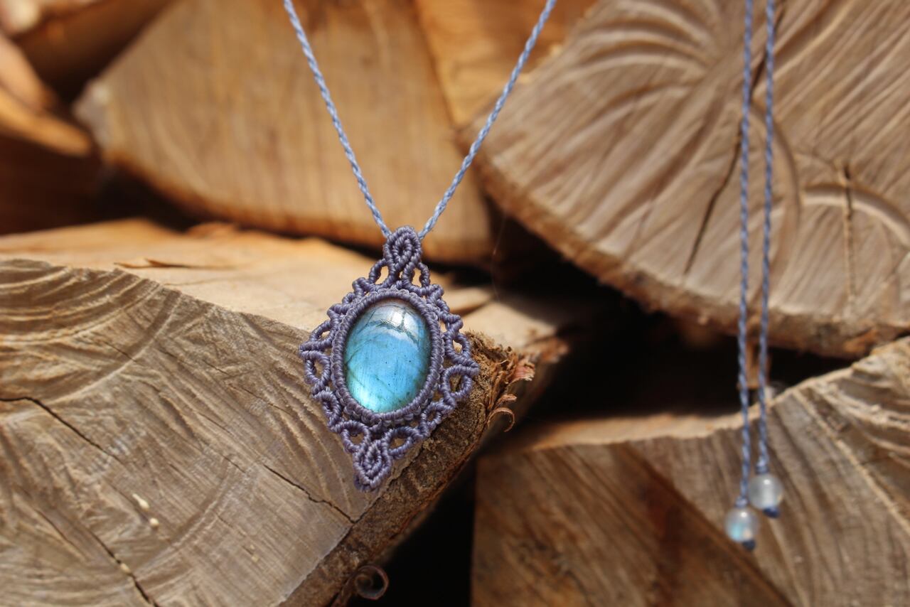 Labradorite micro macrame design pendant