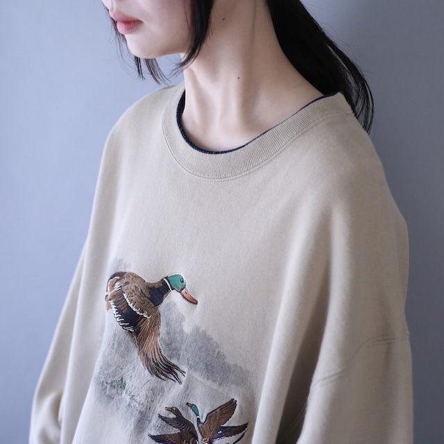 "刺繍" animal design over silhouette sweatshirt