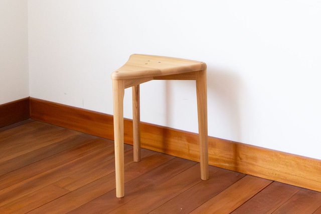 並べても積んでも可愛らしい、朝顔の形の軽量スツール。　タモ材/北海道産/スタッキング可能/木製スツール