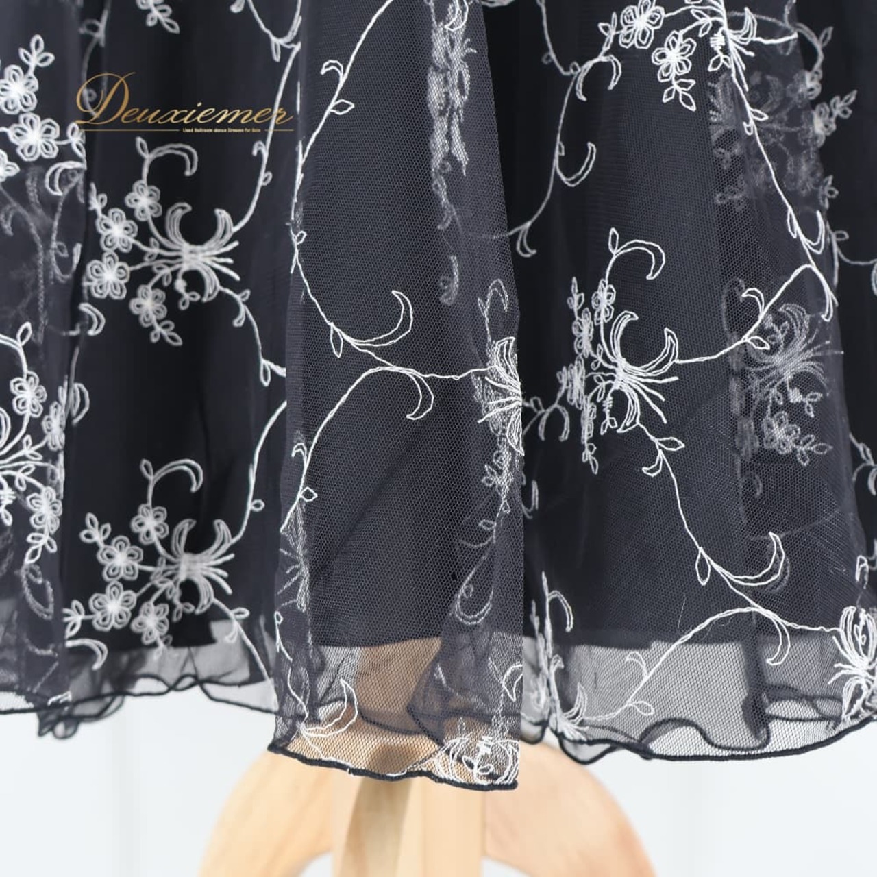 社交ダンス 衣装 Chacott チャコット スカート レッスンウェア ブラック系 刺繍 花 花柄 かわいい 黒 白 華やか ダンス衣装 練習 レッスン 軽い チュール イベント ステージ パーティー ホワイト系