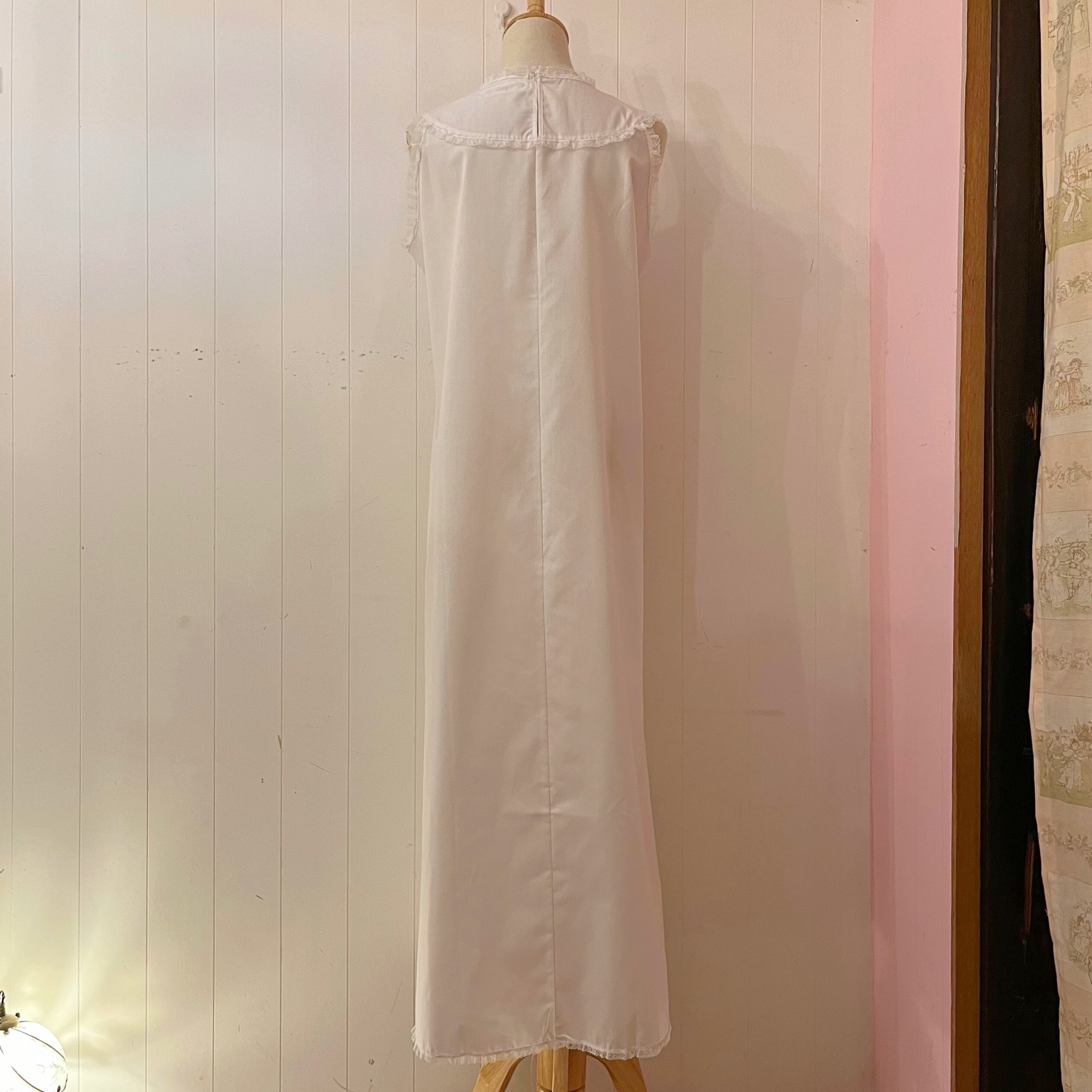 white lace embroidery sleeve less neglige