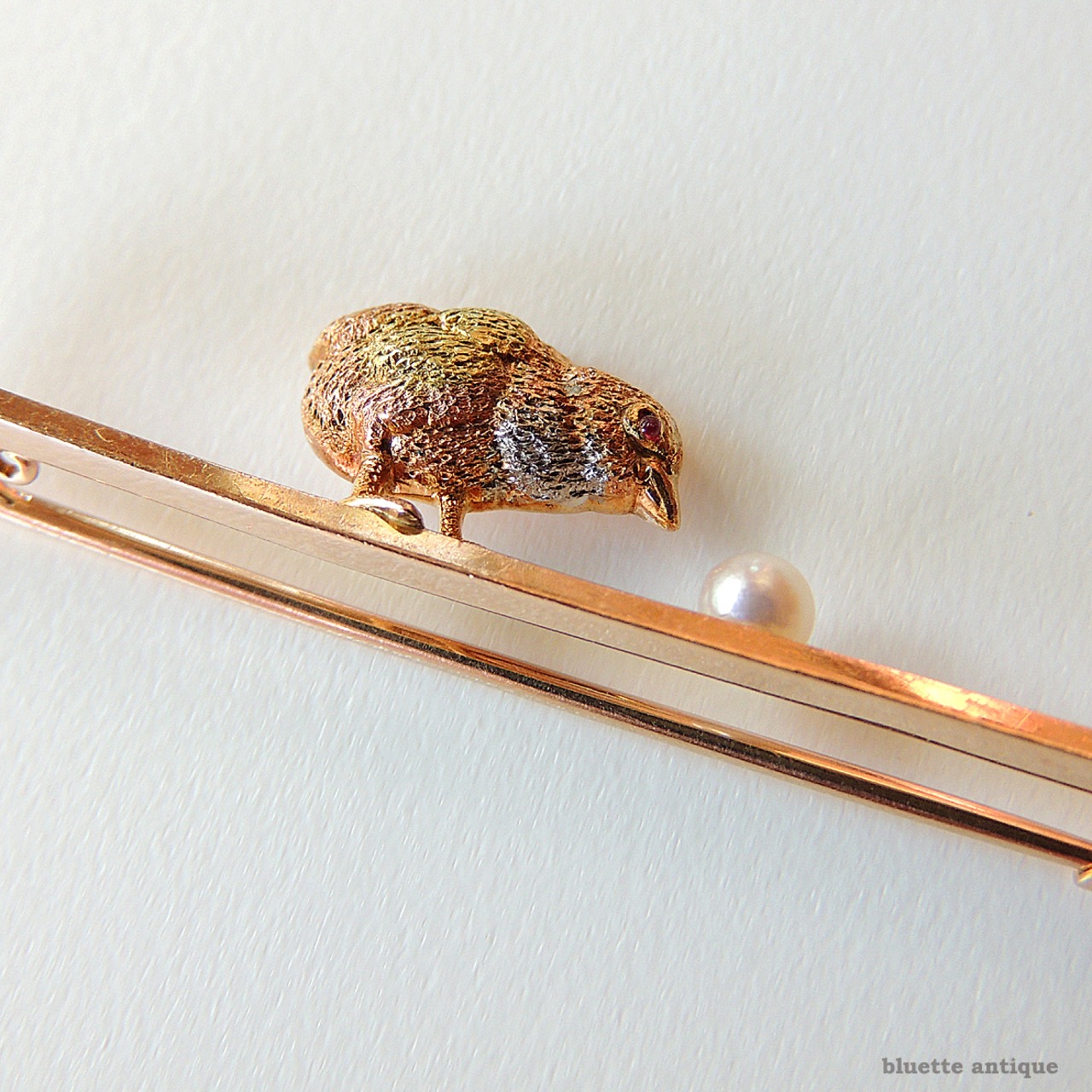 英国アンティークジュエリー 15ctゴールド・プラチナ アコヤ真珠 天然ルビー ヒヨコ バーブローチ(ソーティングメモ付)