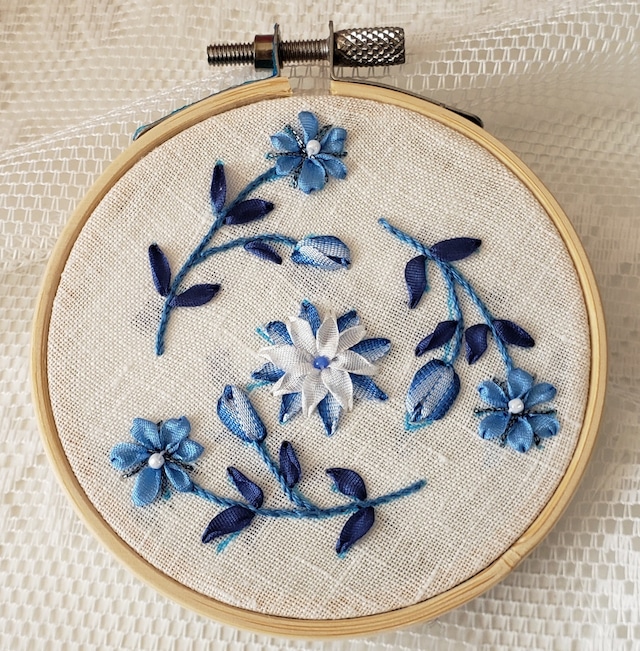 藍白花のちいさな額装（リボン刺繍のフープキット）