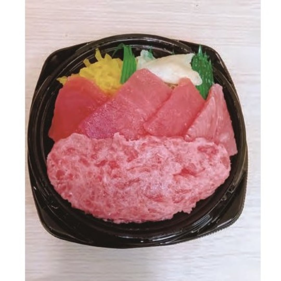 〈上村鮮魚店〉まぐろサービス丼 1折