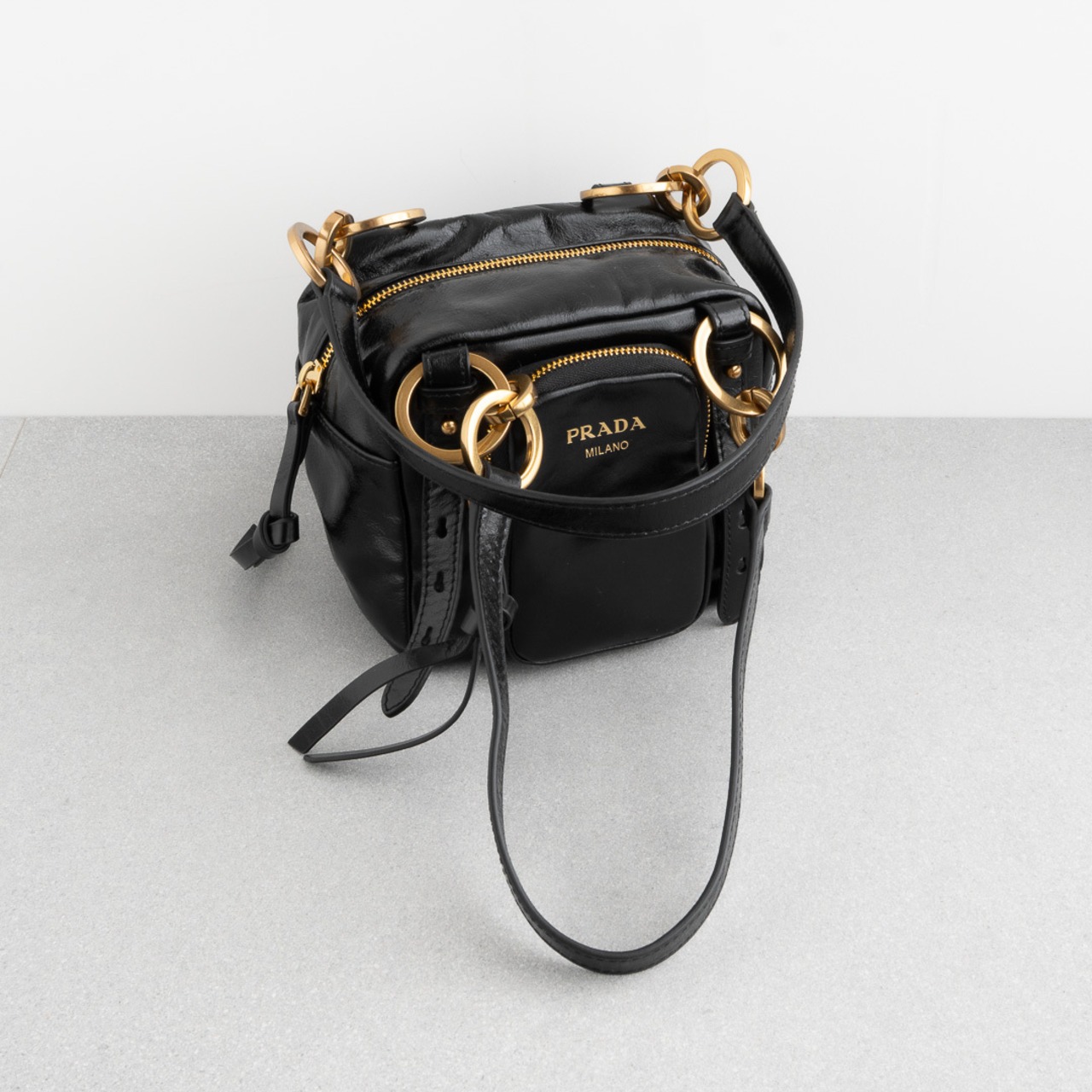 プラダ ダングル レザー トップハンドル ミニバッグ ブラック レザー