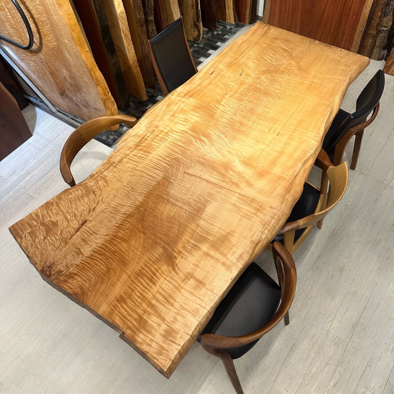 栃（トチ） 一枚板 | 千年家具 - 一枚板 テーブル専門店