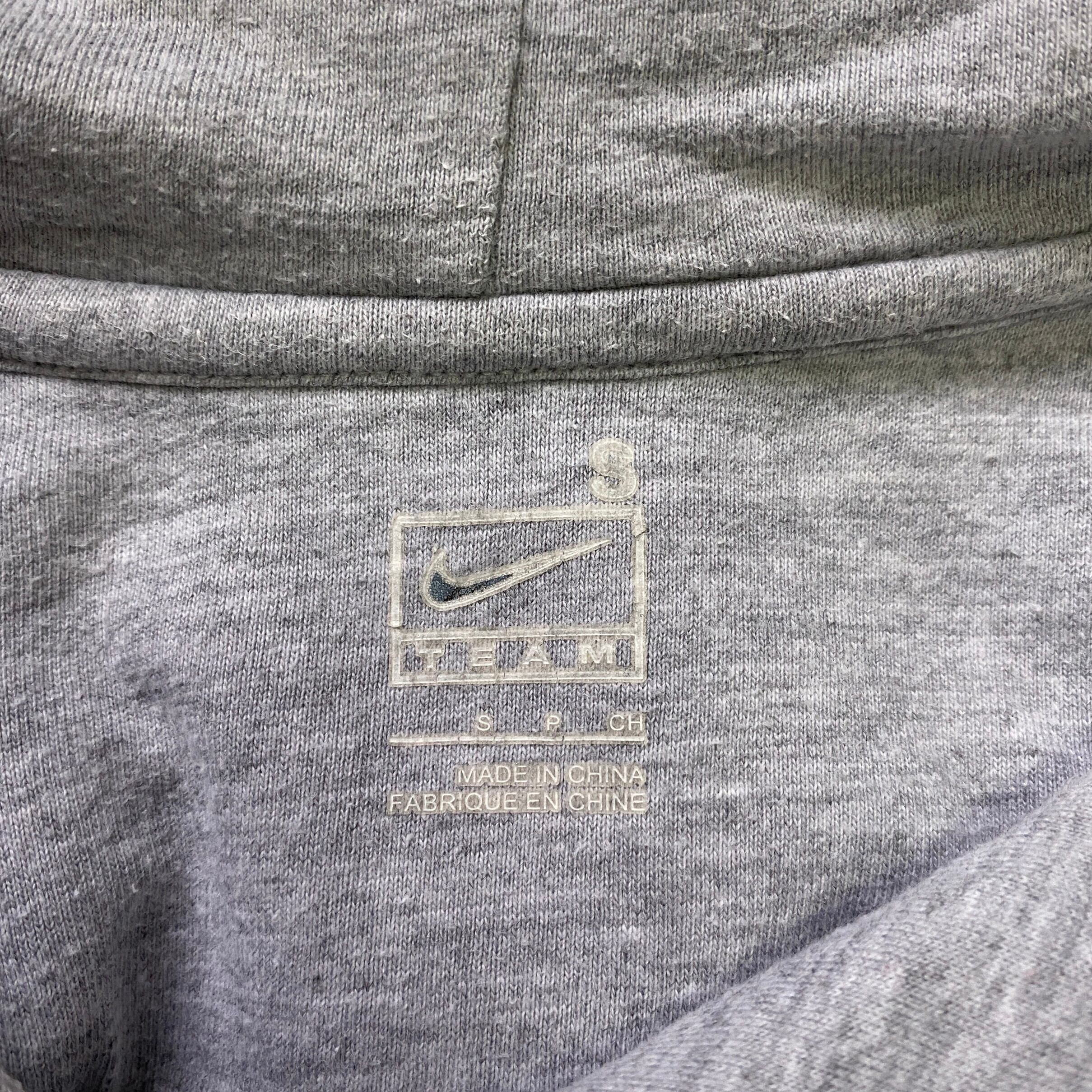 NIKE ナイキ カレッジ センターロゴ 刺繍 プルオーバーパーカー メンズ