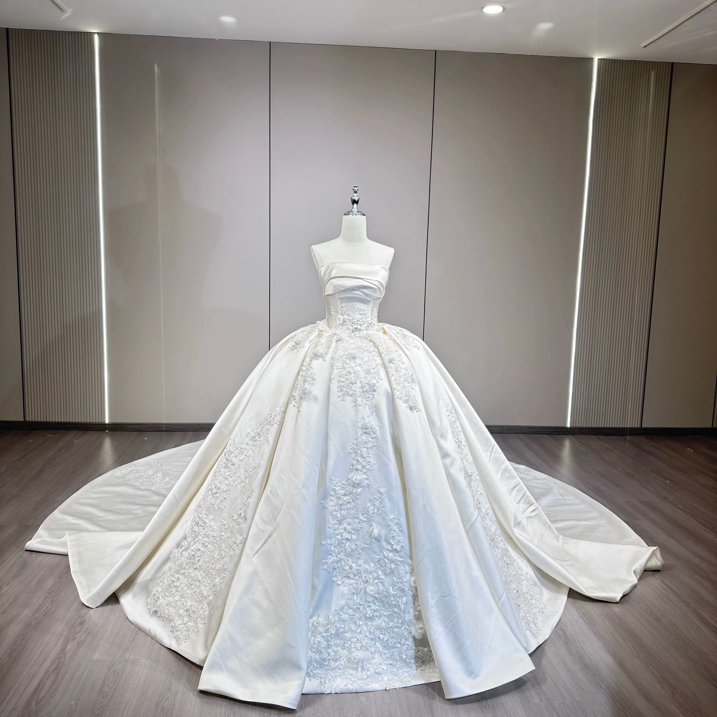 サテン プリンセスライン ウェディングドレス 上品 刺繍 シンプル