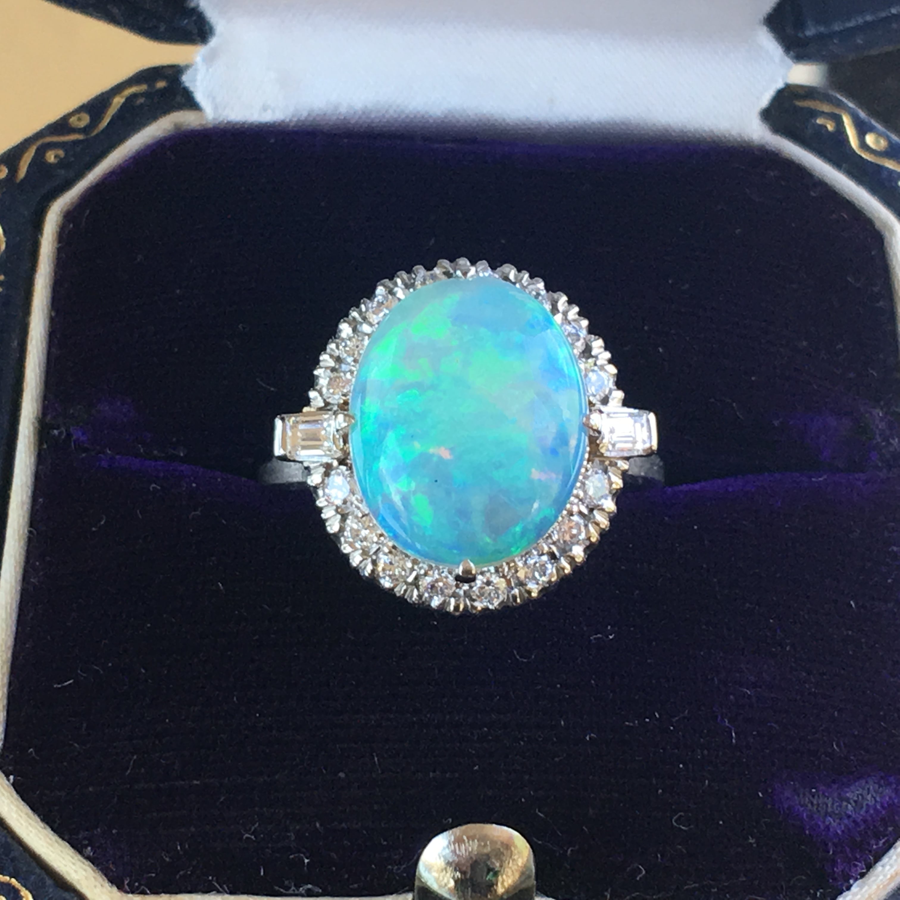 ヴィンテージ PTホワイトオパールにダイヤ取り巻きリング