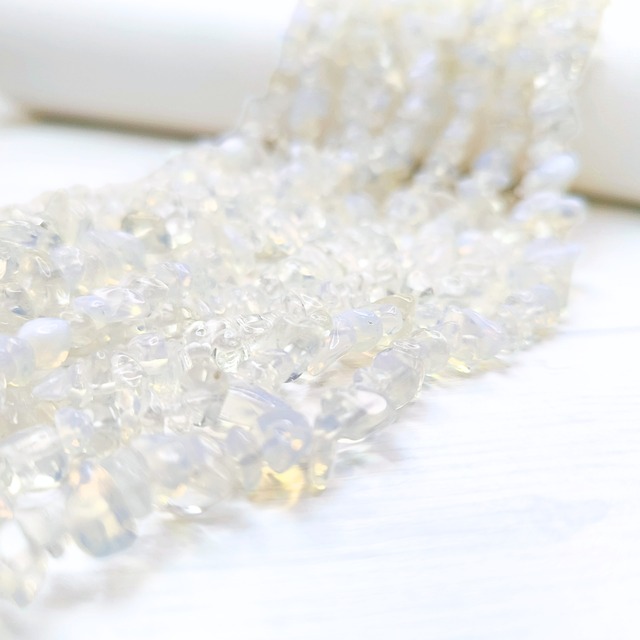 〈20cm〉シンセティックオパール ミルキークォーツ さざれビーズ 1/4連 天然石 チップ ミニタンブル