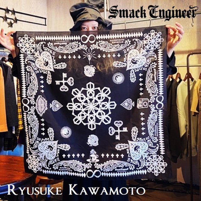 SMACK ENGINEER × Ryusuke Kawamoto / スマックエンジニア × 川本隆介「BIG BANDANNA」限定コラボレーション ビッグバンダナ 大判 スカーフ ストール リボン 黒 ブラック スペード スカル ドクロ メンズレディース PUNKROCK パンクロック バンド フェス ステージ衣装 Rogia