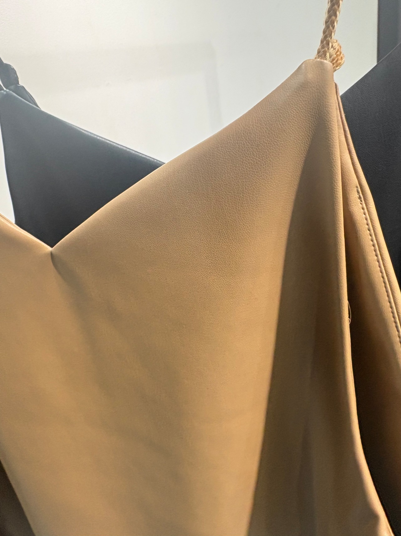 ROBE フェイクレザービスチェ　621447