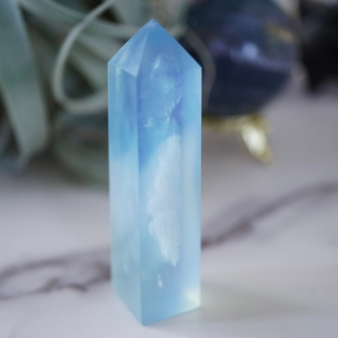 雲を包むアクアマリンのミニタワー