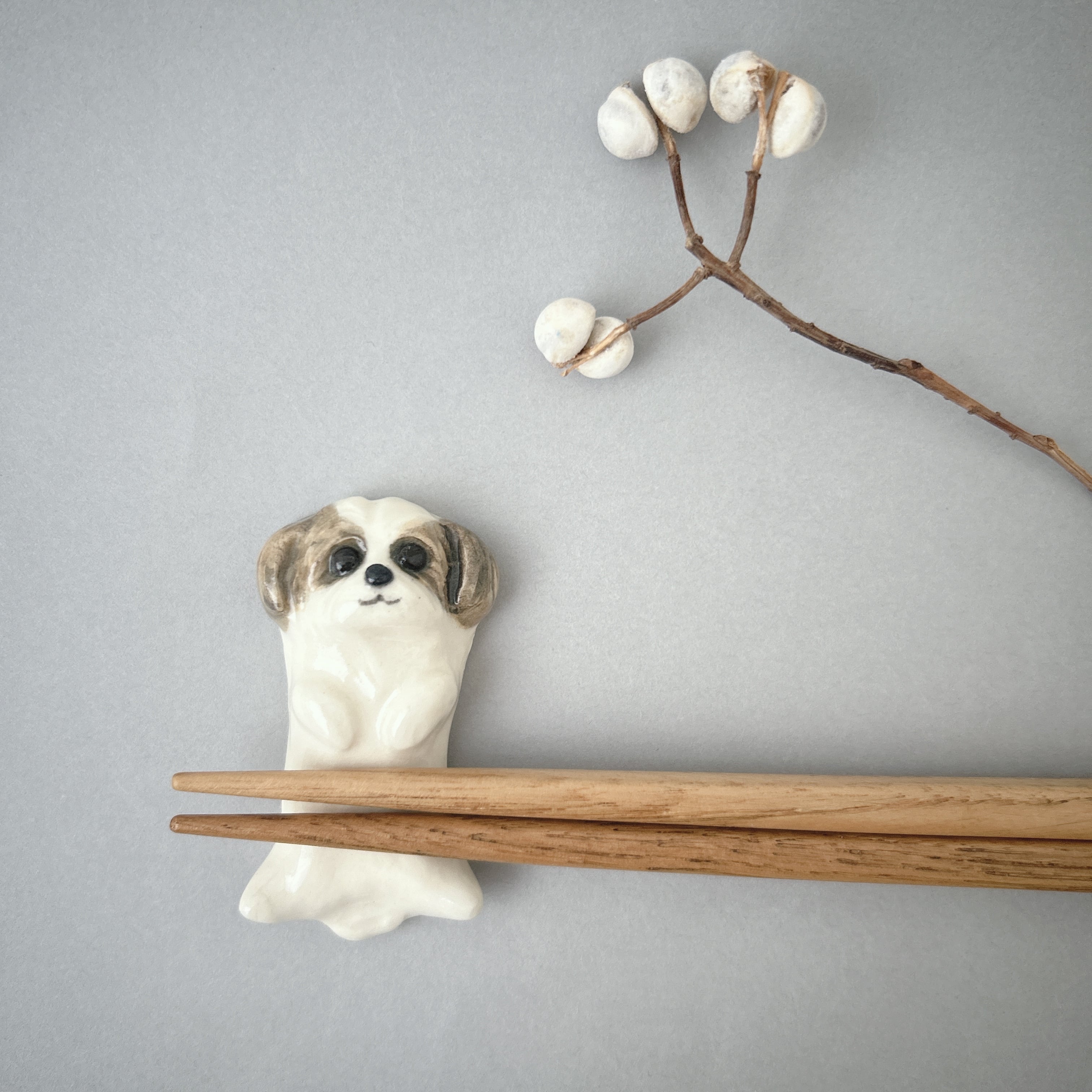 シーズーの箸置き(ホワイトグレー)仰向け | 陶器のことり