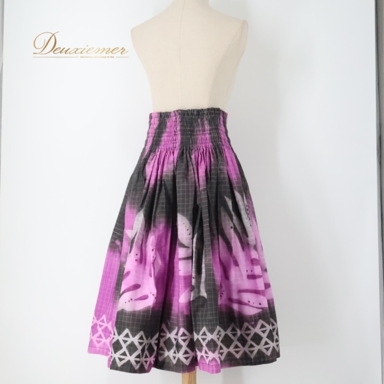 フラダンス 衣装 パウスカート ブラック系 ナニプア モンステラ柄 チェック柄 ハワイアンプリント nani pua アロハ フラ ダンス レッスン 練習 グラフチェック柄 華やか 鮮やか かわいい おしゃれ 上品 シングル スカート フレア ふんわり ピンク系 グレイ系 ホワイト系 フラダンス衣装 おしゃれな衣装 ハワイアンスカート 練習着 可愛い エレガント