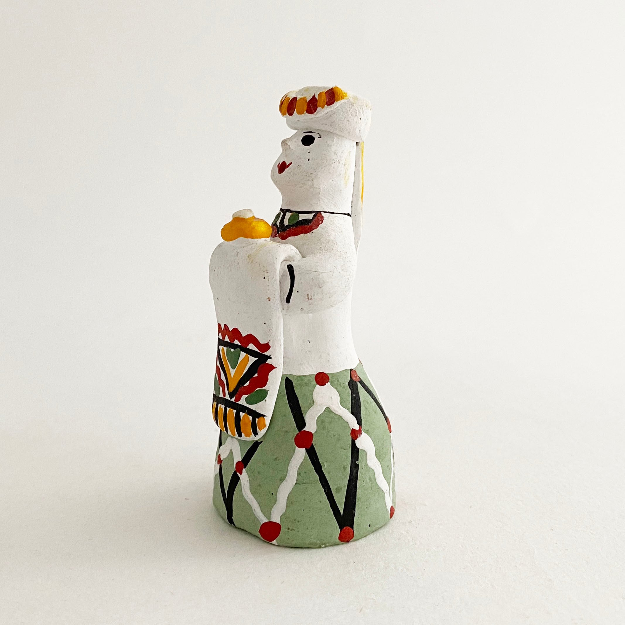 カルゴポリ泥人形（パンを持つ婦人B）