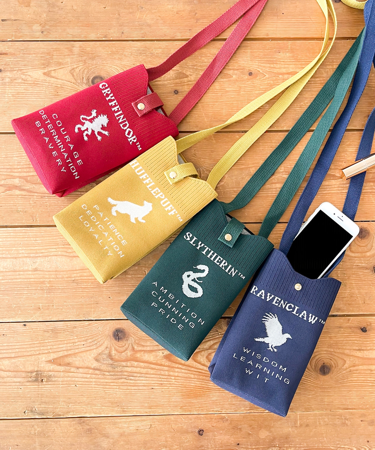 F251061_Harry Potter×Flapper 4寮エンブレムニットスマホショルダー - 1