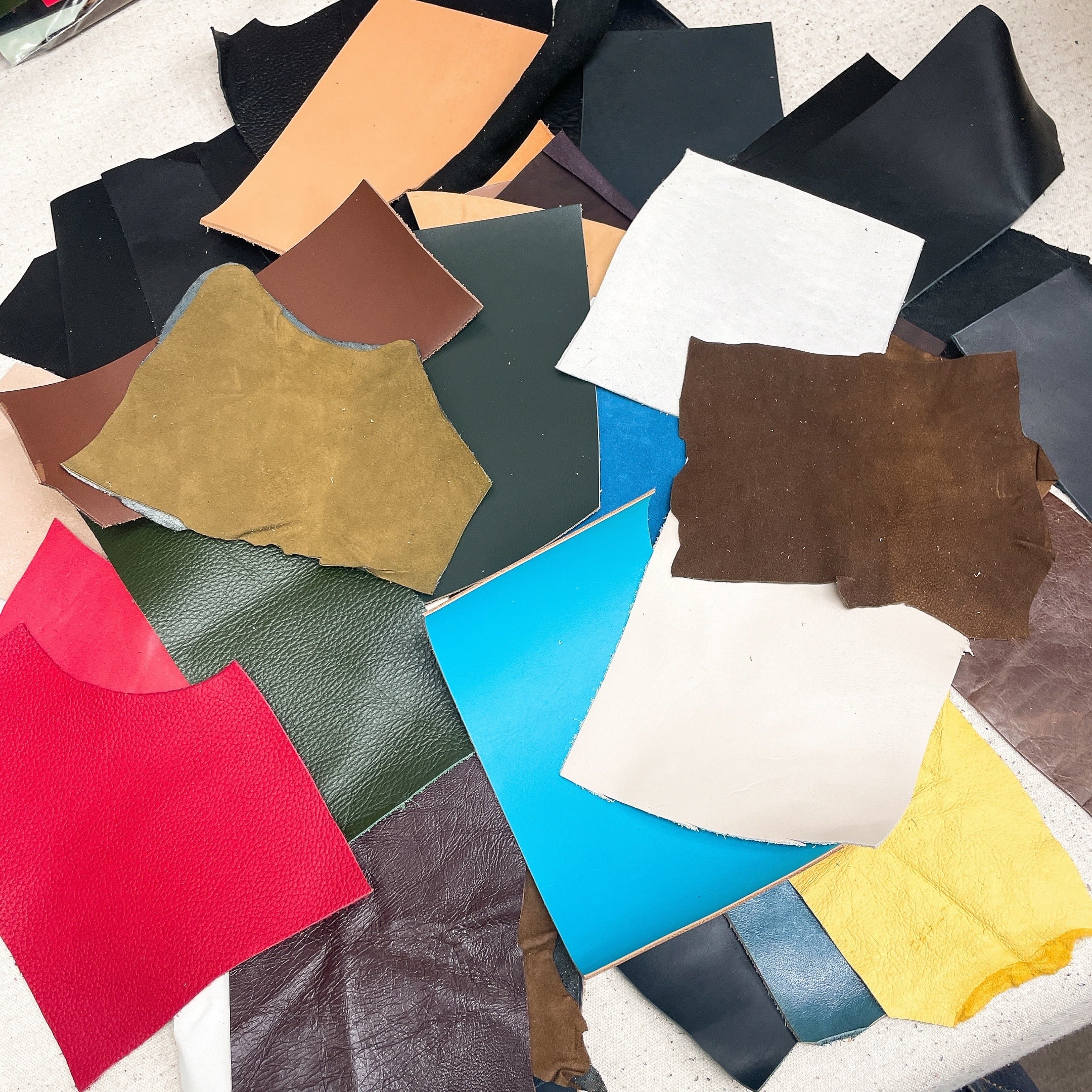 ミニ革ハギレ50枚セット[1枚=1.5〜2.0ds] | and leather 【初心者