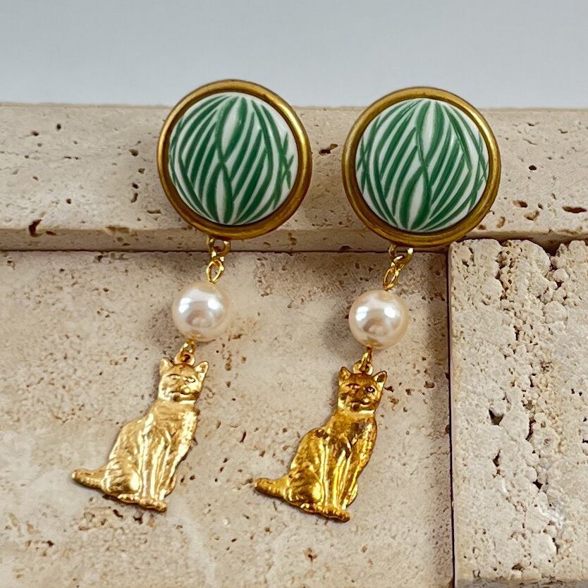 サファリシリーズ ヴィンテージビーズグリーン 短毛お座り猫 猫ピアス