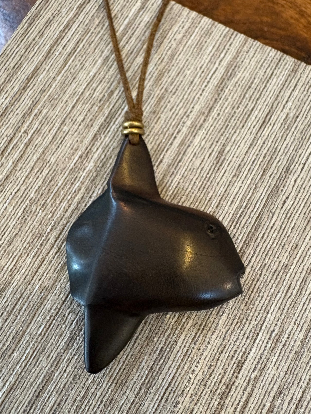 黒檀マンボウ紐ペンダント