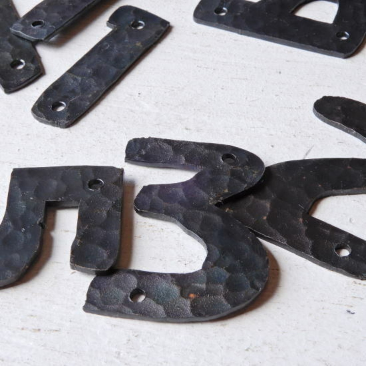 TOPANGA Zakka India Hammered Iron Number Plate L 5cm Black 　インド　ハンマーアイアンナンバープレート　大　ブラック　看板　サインプレート　鉄　住所　店舗　槌目