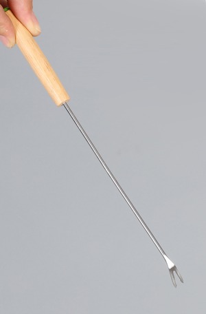 鳥かご 掃除用具 2本セット フン取り 掃除スティック ケージ底 清掃用品 金属製 先端フォーク型 木製ハンドル 鳥小屋 お手入れ インコ 文鳥 小鳥 飼育用品 日常清掃 衛生管理 商品画像3