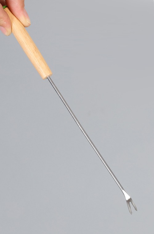 鳥かご 掃除用具 2本セット フン取り 掃除スティック ケージ底 清掃用品 金属製 先端フォーク型 木製ハンドル 鳥小屋 お手入れ インコ 文鳥 小鳥 飼育用品 日常清掃 衛生管理 商品画像3