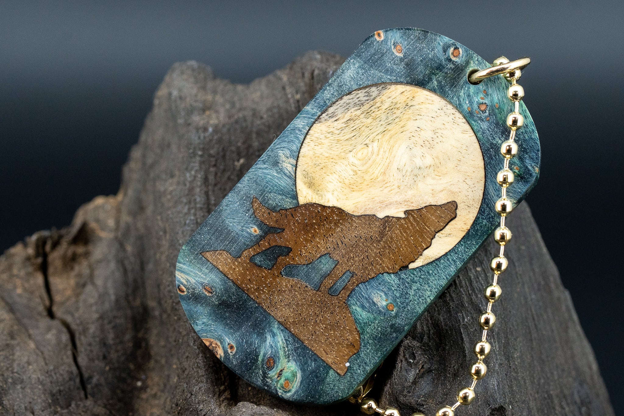 ※【朱色の銘木】 本花梨瘤 スタビライズウッド ドッグタグ 象嵌 月と狼