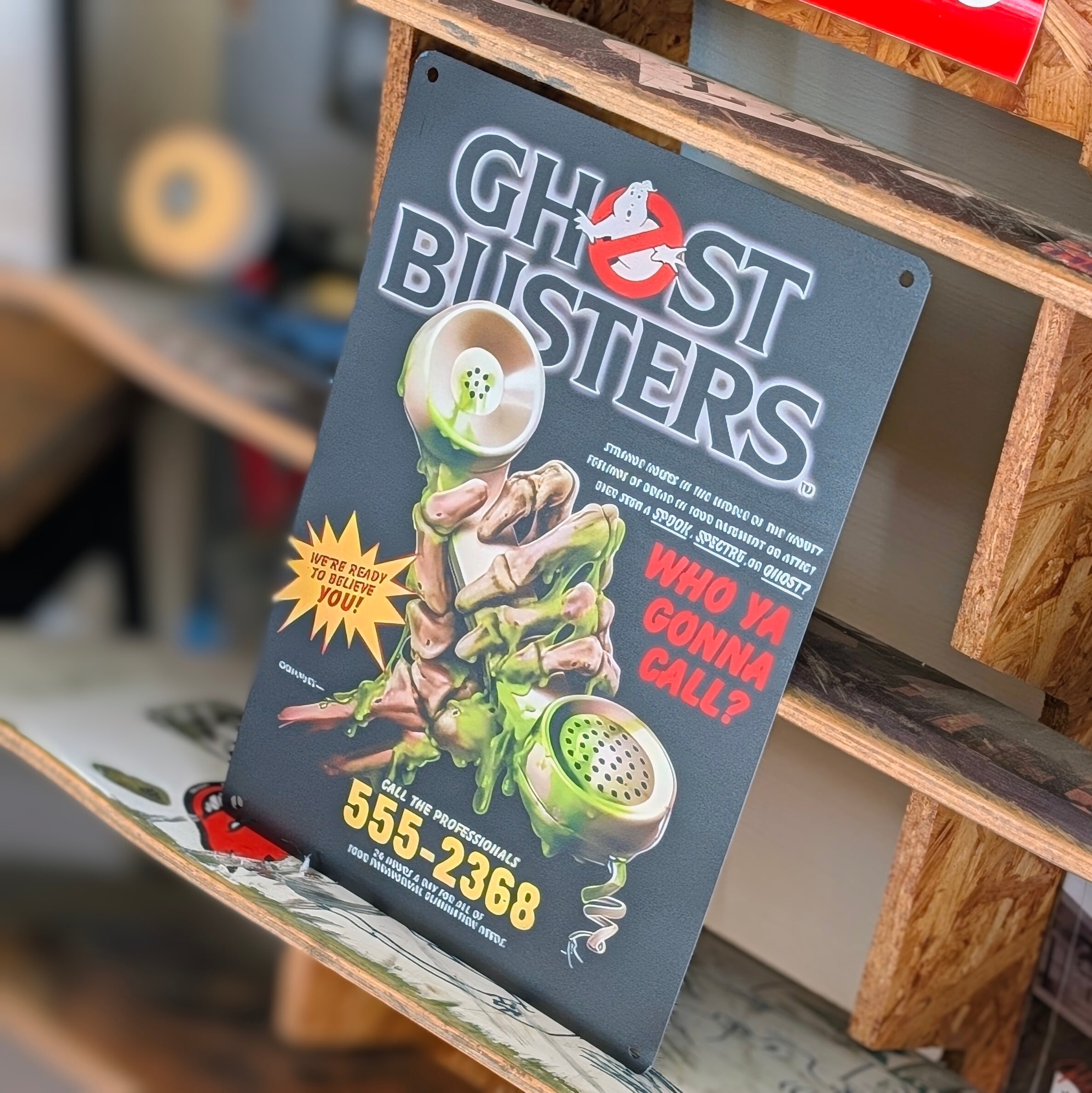 送料無料！ちょうどいいブリキ看板 【 GHOSTBUSTERS / ゴーストバスターズ 】 『 WHO YA CONNA CALL? 』ゴーストバスターズ宣伝看板 / METAL SIGN / メタルサイン / ブリキ看板 / サインボード / ビンテージ加工〚アメリカン雑貨 アメトイ〛