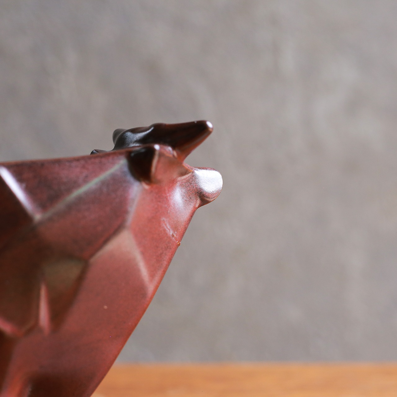 しなやかなフォルムの、陶器の牛 5