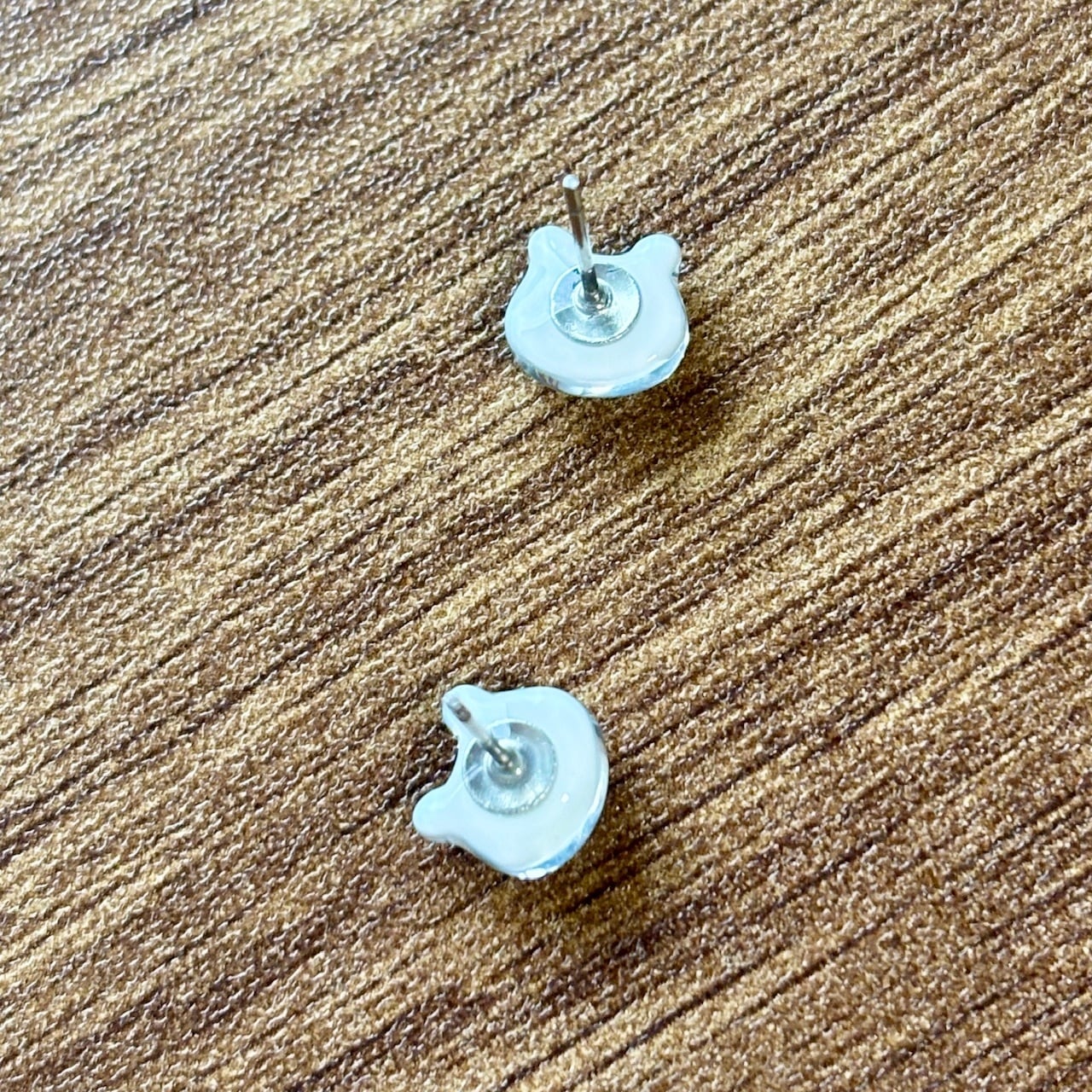 ガラスのハチワレ猫 グレー×白 小粒 シンプルピアス/イヤリング | 猫 ガラスのハチワレ猫 グレー×白 小粒 シンプルピアス/イヤリング | 猫